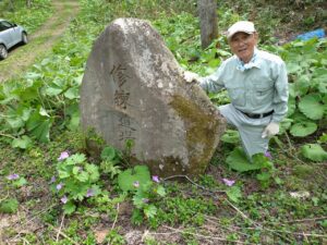 咲いたシラネアオイに嬉しい笑みを浮かべる岡部誠二専門委員(7期)
