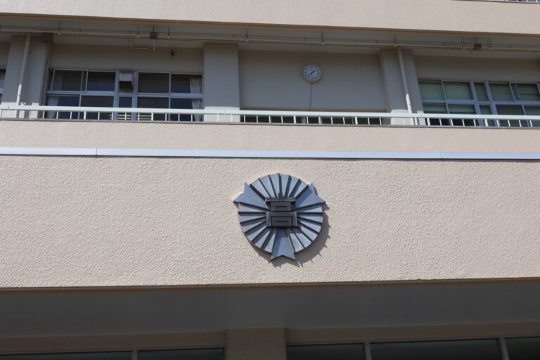 校舎壁面の校章