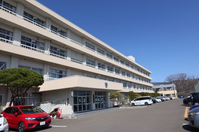 西側から望む校舎
