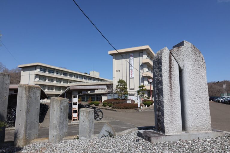 校舎前のモニュメント