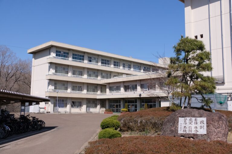 校訓碑と正面玄関
