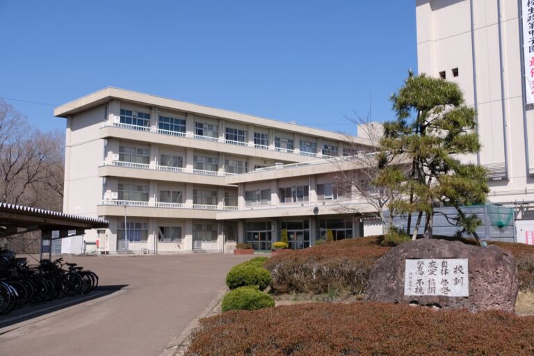 校訓碑と校舎