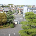 校舎より正門付近をのぞむ・令和元年(2019年)頃