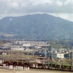 校舎より金剛山をのぞむ・昭和52年(1977年)頃